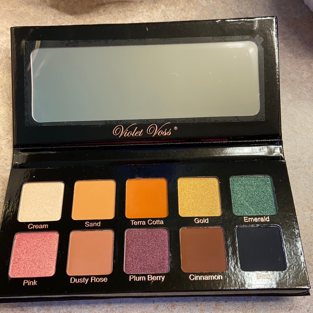 Violet Voss Essentials eye shadow palette